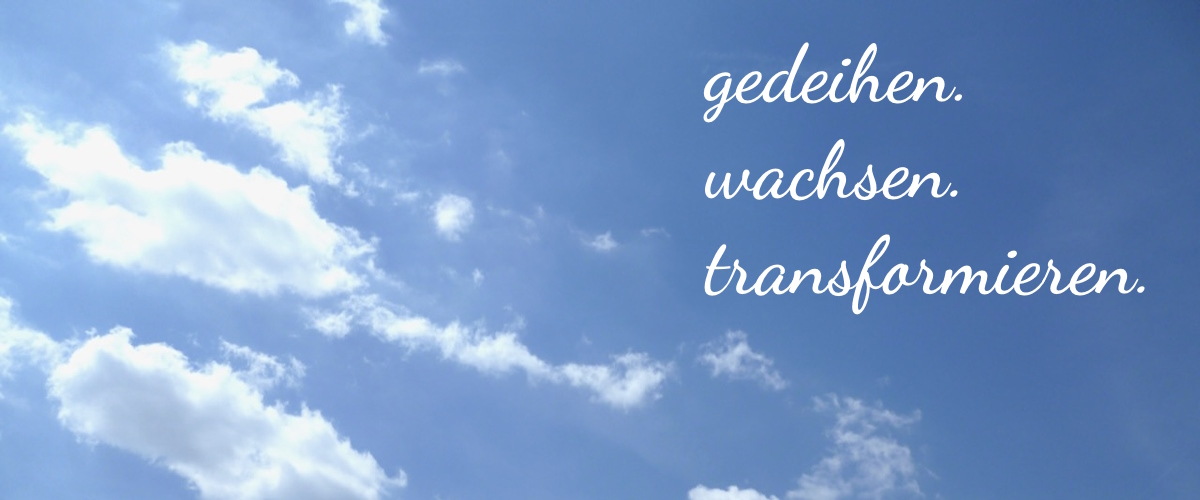 Blauer Himmel mit einigen Wolkenfetzen und den Worten gedeihen. wachsen. transformieren.