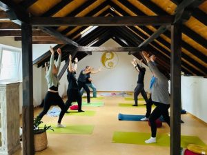 Yoga Praktizierende im Praxisraum von Johanna Binger
